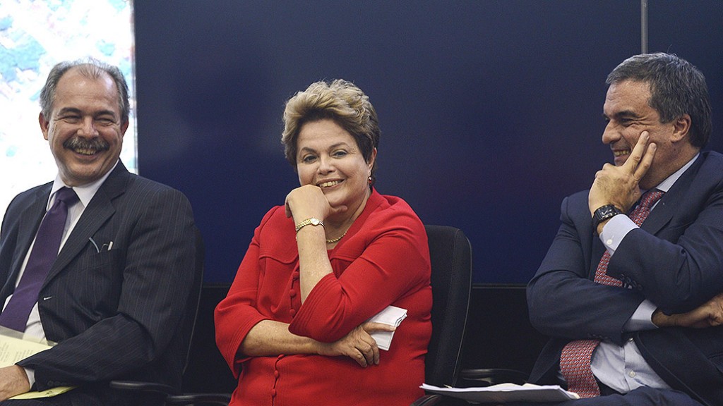 Dilma Rousseff, na entrevista coletiva com ministros convocada nesta segunda-feira (Foto: Fabio Rodrigues Pozzebom/Agência Brasil) 